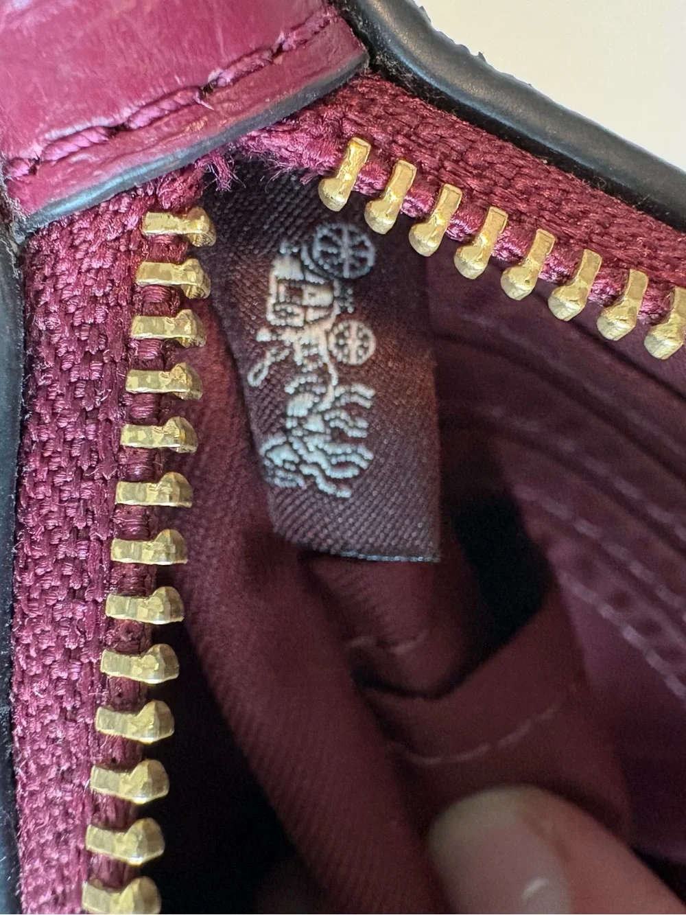 Coach corner zip
